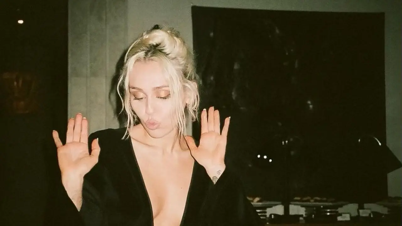 Gaun Vintage Miley Cyrus Curi Perhatian Saat Selebrasi Lagu Flowers, Tunjukkan Kesuksesan Setelah Ditinggal Liam Hemsworth?