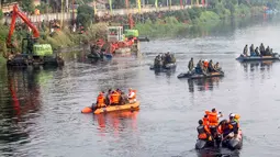 Sambut HUT RI ke 81 TNI Polri Bersihkan Sampah di Kanal Banjir Barat