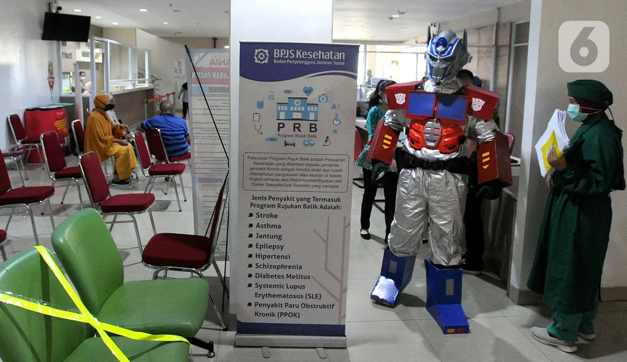 Dokter Rollando Erric Manibuy SpOT mengenakan alat pelindung diri (APD) ala transformer saat berada di RS Vania, Bogor, Jawa Barat, Jumat (22/5/2020). Penggunaan APD unik sejak merebaknya COVID-19 tersebut agar pasien tetap optimis meski sedang dalam pandemi. (merdeka.com/Arie Basuki)