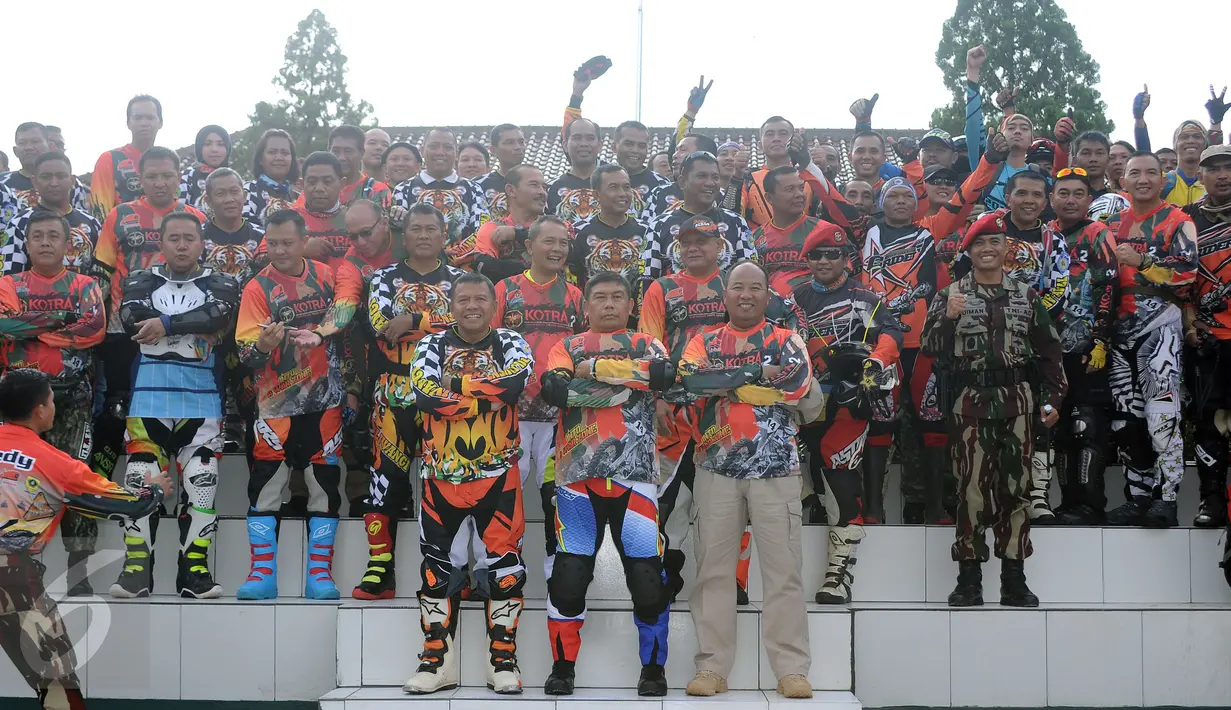 Danjen Kopassus, Mayjen TNI Madsuni (tengah-bawah) berfoto bersama kroser jelang membuka Komando Trail Adventure (Kotra) 2 di Yon 14 Grup 1 Kopassus, Bogor, Jabar, Sabtu (8/4). Ini bagian perayaan HUT Kopassus ke-65. (Liputan6.com/Helmi Fithriansyah) 