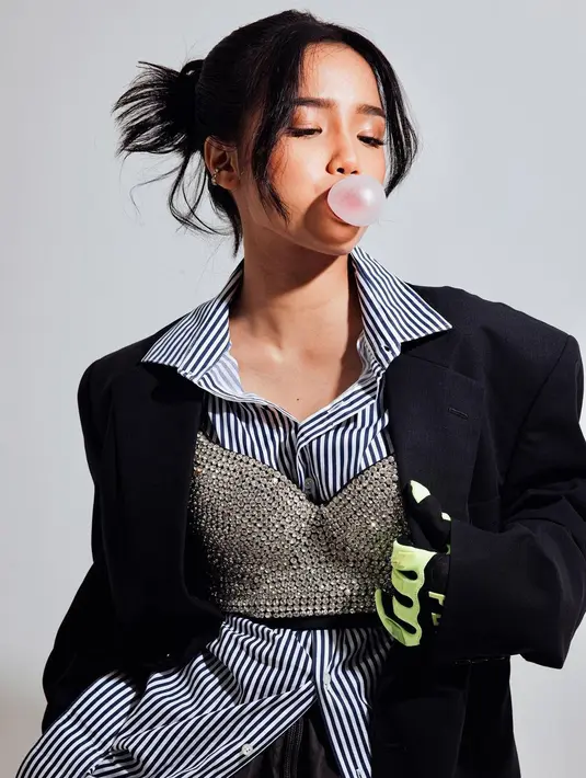 Aura girl; crush terpancar dari adik almarhum Bibi Andriansyah ini. Gayanya sukses mencuri perhatian. (Instagram @fuji_an)