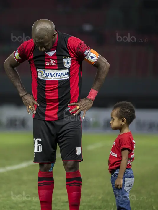 Kapten Persipura, Boaz Solossa, ditemani sang putri sebelum bertanding melawan Bhayangkara FC pada laga Liga 1 Indonesia di Stadion Patriot, Bekasi, Sabtu (9/9/2017). Bhayangkara FC menang 2-1 atas Persipura. (Bola.com/Vitalis Yogi Trisna)
