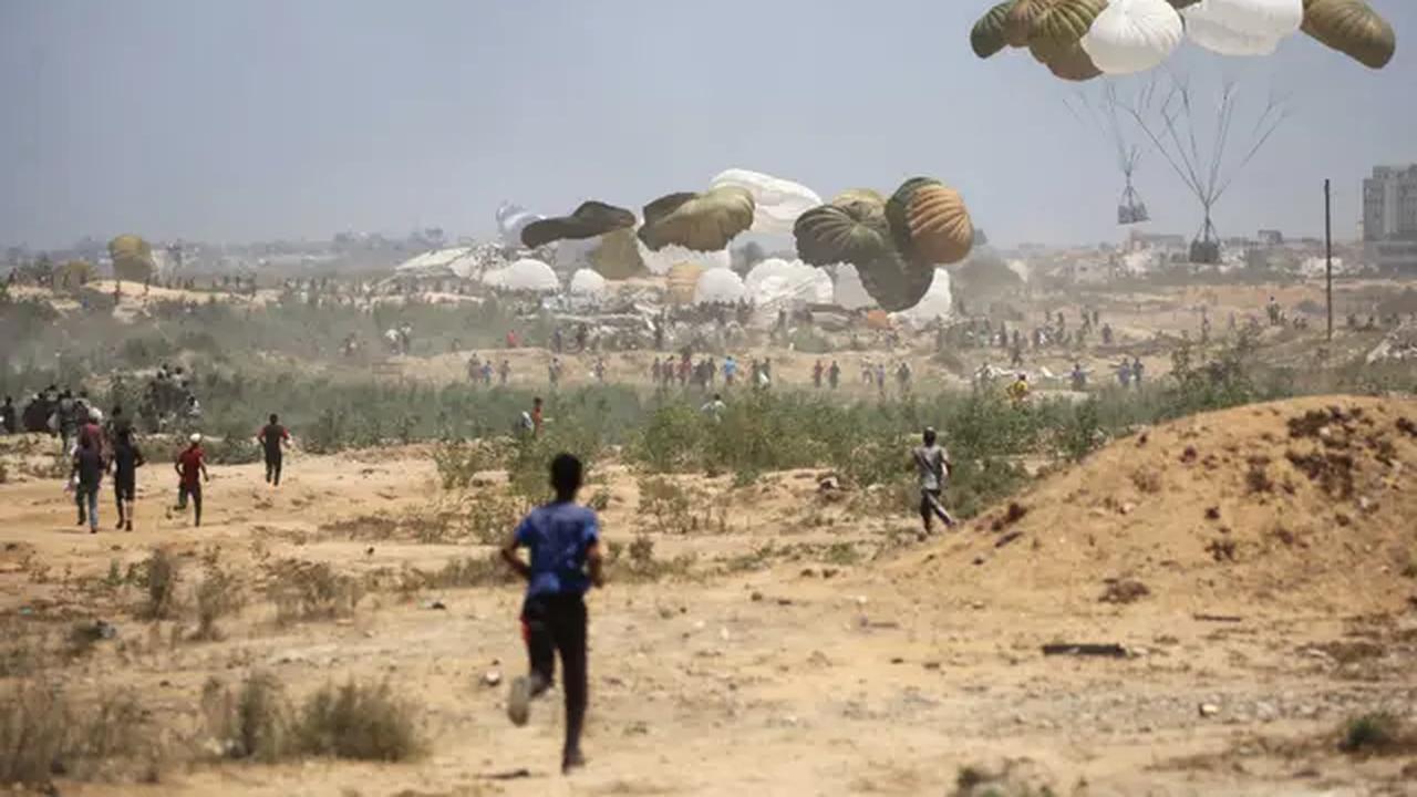 Jenis bantuan yang telah dijatuhkan melalui udara meliputi makanan siap saji, paket gizi untuk anak-anak, obat-obatan dasar, serta air bersih dalam kemasan khusus. (Eyad BABA/AFP)