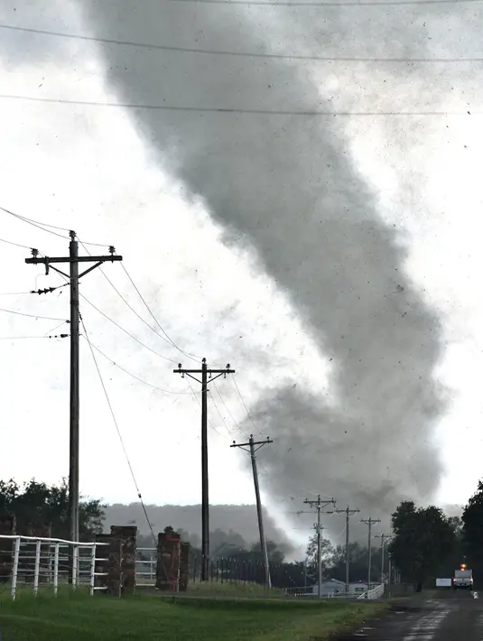 Penampakan tornado besar melewati daerah perumahan di selatan Wynnewood, Oklahoma, Senin (9/5). Kejadian ini terekam mata kamera seorang fotografer amatir, di mana tornado itu menghancurkan rumah dan gudang peternakan di area tersebut. (Josh EDELSON/AFP)
