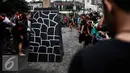 Seorang pria bersiap berlari untuk melakukan lompat batu dalam sebuah acara pagelaran seni dan kebudayaan Nias di Jalan Imam Bonjol, Jakarta, Minggu (12/2). (Liputan6.com/Faizal Fanani)