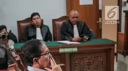 Terdakwa kasus dugaan penghilangan barang bukti pengaturan skor, Joko Driyono mendengarkan pembacaan putusan di PN Jakarta Selatan, Selasa (23/7/2019). Joko Driyono dinyatakan bersalah atas perkara pengrusakan barang bukti dengan vonis hukuman 1 tahun 6 bulan penjara. (Liputan6.com/Faizal Fanani)