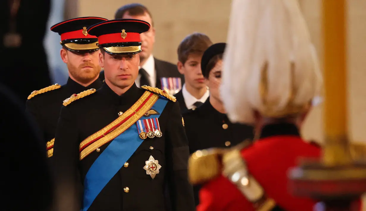 Pangeran William (kedua dari kiri) dan Pangeran  Harry (kiri) tiba untuk berjaga di sekitar peti jenazah Ratu Elizabeth II di Westminster Hall, di Istana Westminster, London, Sabtu (17/9/2022). Ini adalah pertama kalinya dalam sejarah cucu-cucu seorang raja mengambil bagian dalam upacara tersebut. (Ian Vogler / POOL / AFP)