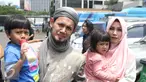 Ustadz Guntur Bumi (UGB), Puput Melati dan kedua anaknya usai mengisi sebuah acara di kawasan Tendean, Jakarta, Rabu (16/11). UGB dan Puput mengaku sudah kembali rujuk pasca cerai pada Januari 2014 silam. (Liputan6.com/Herman Zakharia)