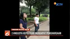 Dua polisi sabar saat hadapi Adi Saputra, pengendara viral yang membanting motor, mendapat penghargaan dari Polres Tangerang Selatan.
