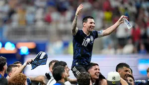 Kocak! Pemain Argentina Temukan Tumbler Jordan Pickford yang Ada Tulisan Arah Tendangan Penalti, Lionel Messi Cuma Bisa Senyum