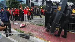 Kondisi pagar besi di pelican crossing Tosari yang roboh dan rusak saat peringatan Hari Buruh 2019 di Jalan Jenderal Sudirman dekat Bundaran HI, Jakarta, Rabu (1/5/2019). Pagar roboh terimbas aksi dorong buruh dan polisi yang menahan agar massa tidak menuju Bundaran HI. (Liputan6.com/Johan Tallo)