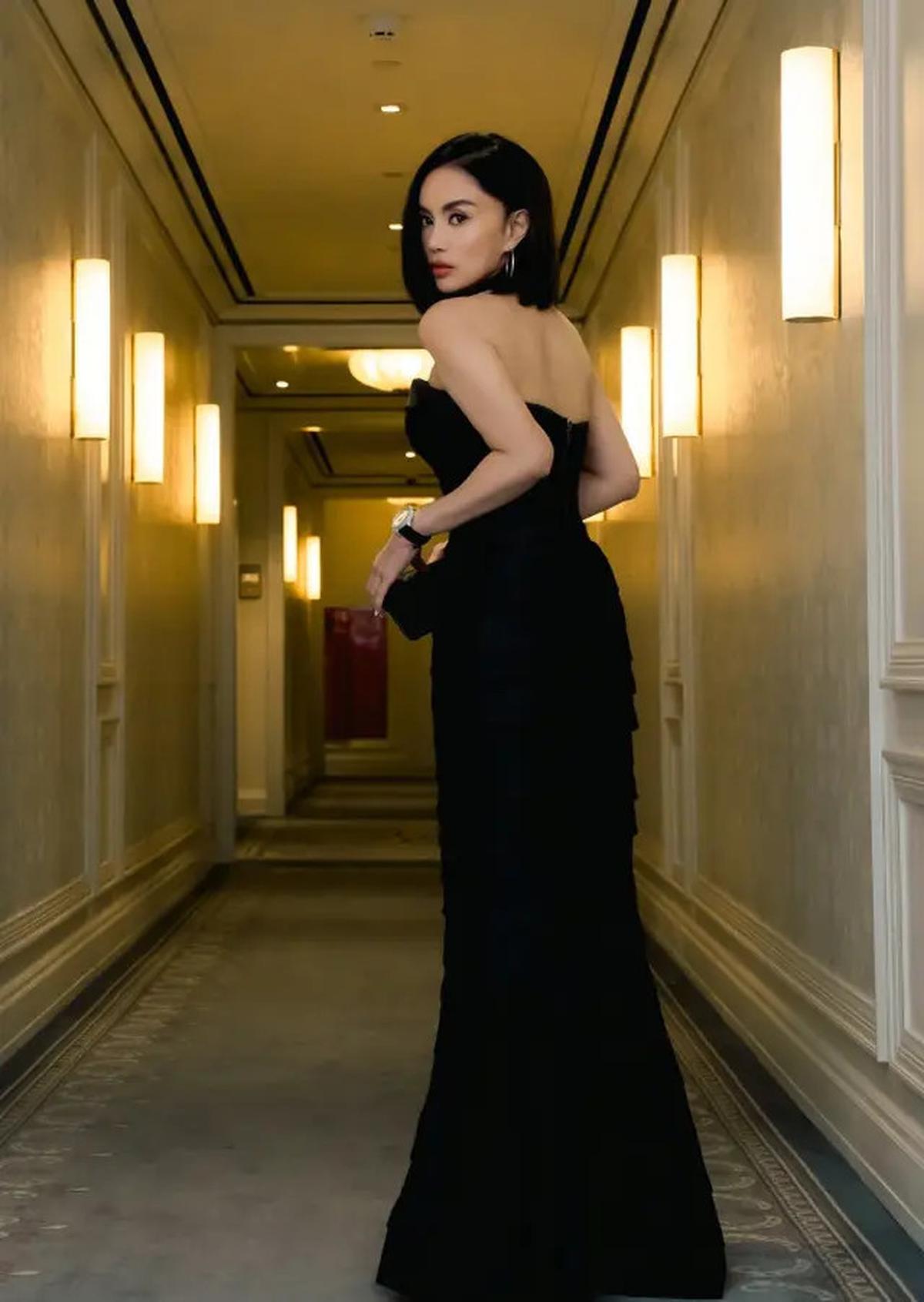 Foto Pesona Dearly Djoshua dengan Dress Duyung Hitam Tanpa Lengan di Resepsi Luna Maya, Cantik Elegan