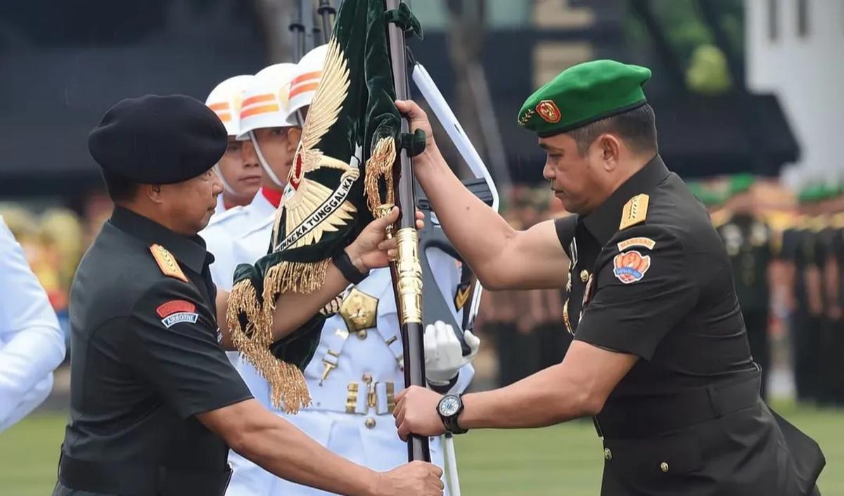 Dengan kedua tangannya, Maruli kemudian menerima panji yang diketahui bertajuk Kartika Eka Paksi tersebut.