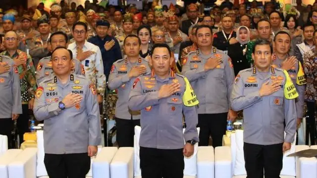 Kapolri Jenderal Listyo Sigit Prabowo memberikan penghargaan kepada calon siswa (casis) Bintara Polri yang menjadi korban begal.