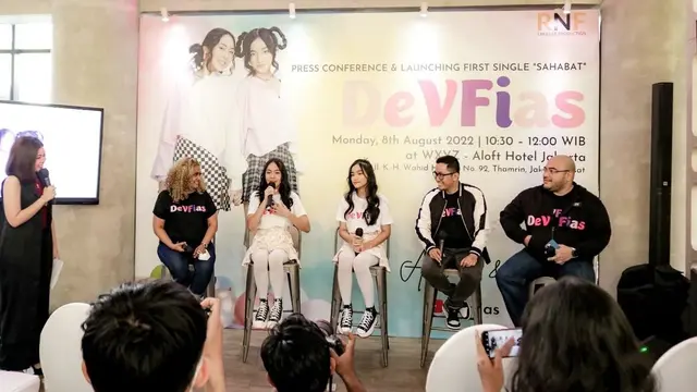 Industri musik nasional kembali kedatangan talenta muda berbakat. Kali ini dari barisan duo grup bernama DeVFias.