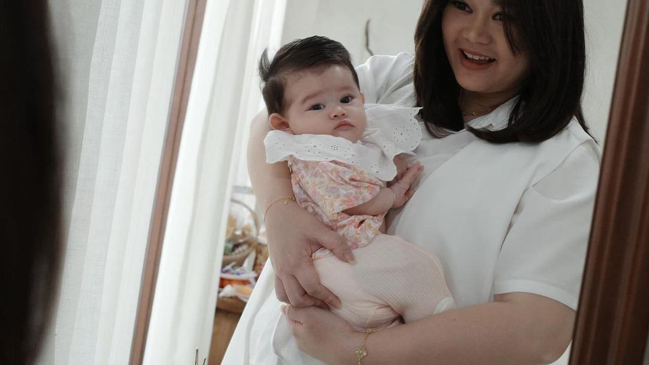 7 Potret Imut Baby Biel Anak Denny Sumargo, Disebut Fotokopian Mamanya