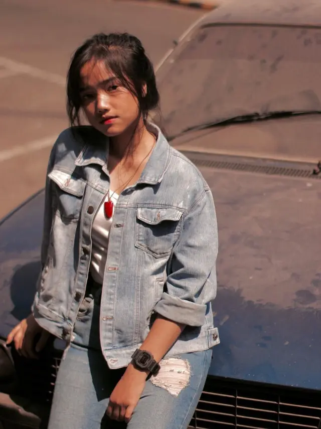 8 Pilihan Gaya Padu Padan Jeans ala Fuji, Super Stylish dan Kece Abis