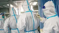 Seorang pekerja medis menulis nama rekan mereka pada baju pelindung untuk membantu identifikasi menyusul wabah virus corona di Rumah Sakit Zhongnan, Wuhan University, Wuhan, Provinsi Hubei, China, Jumat (24/1/2020). Penemuan virus corona pertama kali diungkapkan oleh dr Li Wenliang. (Xiong Qi/Xinhua