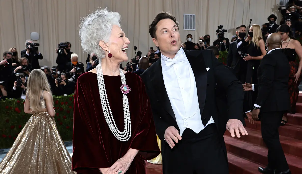 <p>CEO dan chief engineer SpaceX Elon Musk (kanan) bersama ibunya supermodel Maye Musk menghadiri acara Met Gala 2022 di Metropolitan Museum of Art, New York, Amerika Serikat, 2 Mei 2022. Tema Met Gala 2022 adalah "In America: An Anthology of Fashion". (Jamie McCarthy/Getty Images/AFP)</p>