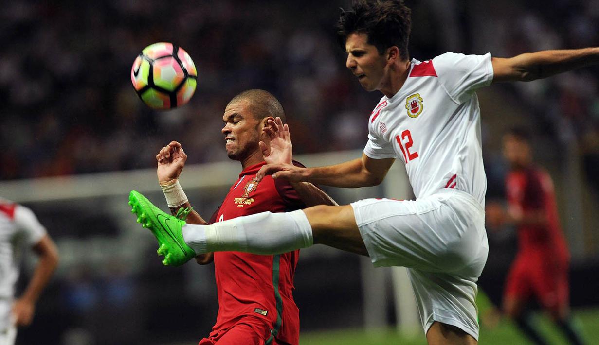 Bek Portugal, Pepe, berebut bola dengan pemain Gibraltar, Jayce Mascarenhas-Oliviero. Pada laga ini Portugal tampil dengan formasi 4-3-3 sementara Gibraltar tampil bertahan dengan skema 4-5-1. (AP/Paulo Duarte)
