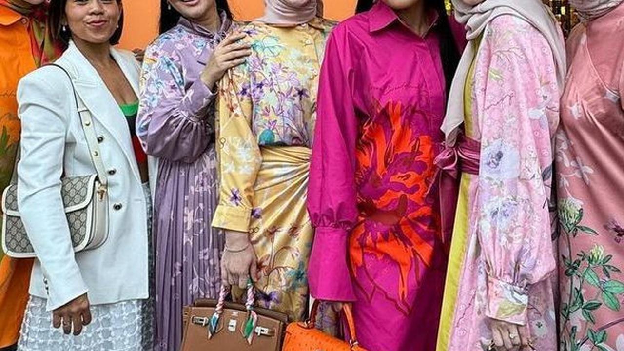 Baru-baru ini, dua perempuan cantik ini bertemu di sebuah acara peluncuran busana untuk nuansa Ramadan.