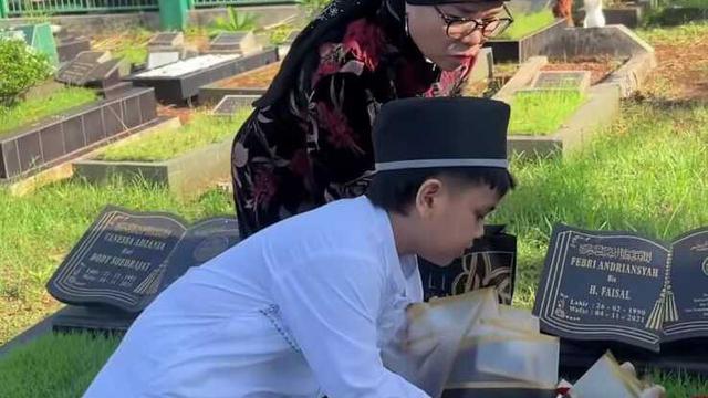 Momen Gala Sky Ziarah ke Makam Orang Tua/ Instagram @galaasky