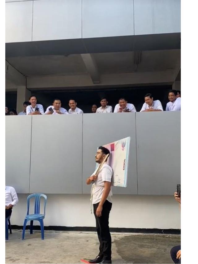 Momen Karyawan Kantor Ikut Lomba Cosplay Jadi Pattimura, Netizen: Mirip Jeje Govinda