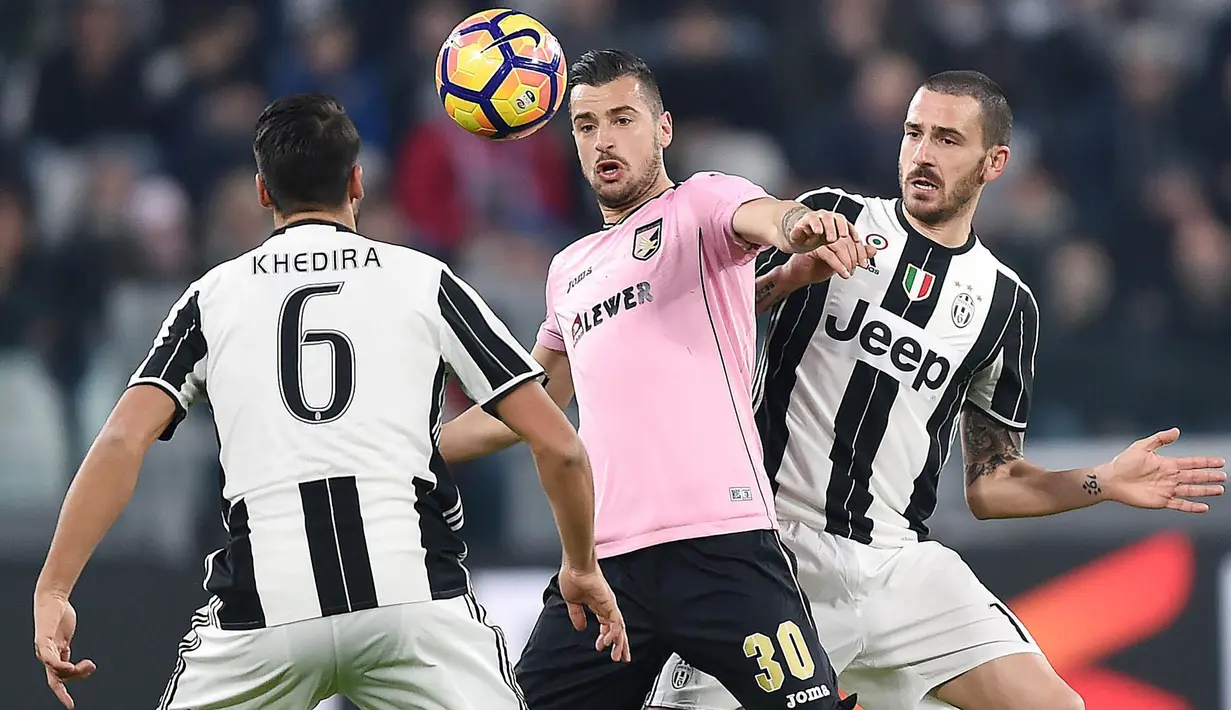 Striker Palermo, Ilija Nastirovski, berusaha lepas dari hadangan bek Juventus, Leonardo Bonucci. Pada laga ini Juventus memakai formasi 4-2-3-1, sementara Palermo menggunakan skema 4-3-3. (EPA/Alessandro Di Marco)