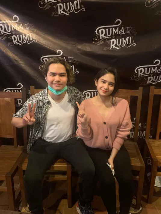 Dengan santainya, Dul pun menjawab bahwa di usia 21 tahun nanti dirinya sudah akan memiliki anak. Mendengar perkataan Dul, Maia membantahnya. (Instagram/duljaelani)