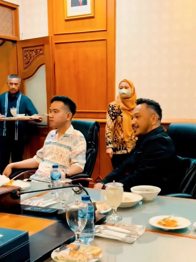 Pertemuan Gibran Rakabuming dan Giring Ganesha di Balai Kota Solo, Jumat (19/5/2023). (Foto: Dok. Instagram @giring)