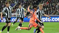 Lamine Yamal melakukan tendangan ke arah gawang dalam laga leg pertama babak 16 besar Liga Champions antara Newcastle vs Barcelona di St James Park, 11 Maret 2026. (Steve Welsh/PA via AP)
