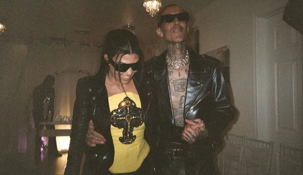 Dalam berbagai kesempatan, pasangan ini memang kerap tampil nyentrik. Seperti potret ini, keduanya tampil serba hitam saat hadiri VMA’s Awards. (Instagram/travisbarker).