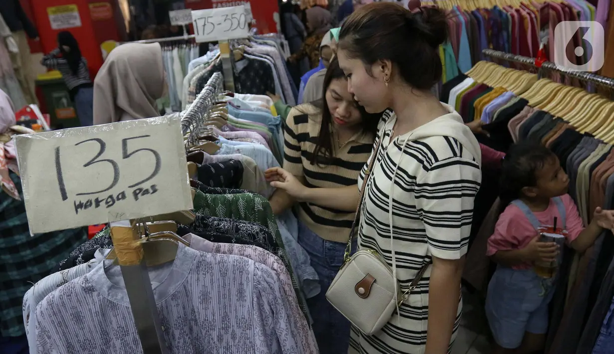 Calon pembeli memilih salah satu koleksi busana di Pasar Tanah Abang Blok A, Jakarta, Rabu (6/3/2024). (Liputan6.com/Herman Zakharia)