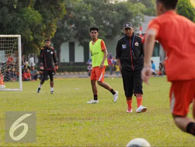 Pelatih Persija, Rahmad Darmawan (ketiga kiri) memimpin langsung sesi latihan di Markas Yon Zikon 14, Jakarta, Senin (24/8/2015). Persija kembali berlatih untuk menghadapi turnamen Piala Presiden 2015. (Liputan6.com/Helmi Fithriansyah)