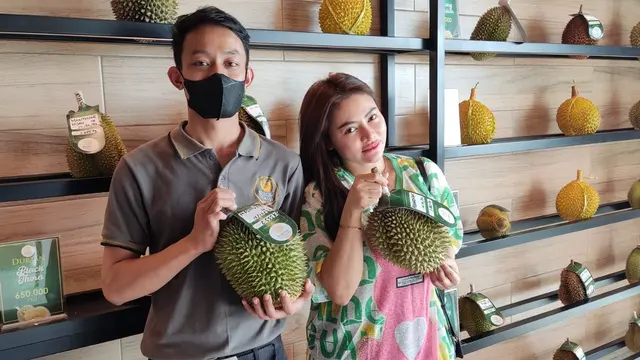 Vitalia Sesha saat berkunjung ke Rimba Durian Cafe (ist)