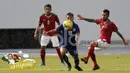 Pemain Thailand, Chanathip, berusaha melewati pemain Indonesia, Stefano Lilipaly, pada laga Piala AFF 2016 di Philippine Sports Stadium, Filipina, Sabtu (19/11/2016). Indonesia kalah 2-4 dari Thailand. (Bola.com/Nicklas Hanoatubun)