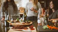 Nggak punya pacar nggak akan bikin tiga zodiak ini merana. (Sumber foto: unsplash.com/Kelsey Chance)