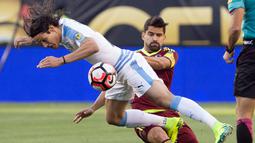 Pemain Venezuela, Tomas Rincon (kanan) menghadang laju  Edinson Cavani pada babak penyisihan grup C Copa America Centenario  2016 di Stadion Lincoln Financial Field, Philadelphia, AS, (10/6/2016).  (Bill Streicher-USA TODAY Sports)