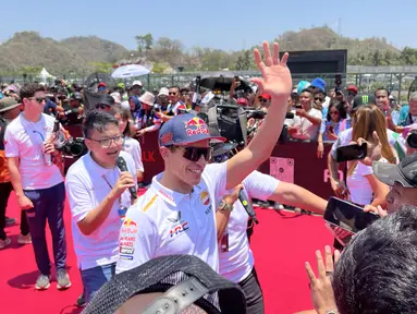 Pembalap Repsol Honda, Marc Marquez (tengah), menyapa penggemar dalam kegiatan MotoGP Hero Walk di Sirkuit Mandalika, Lombok , Minggu (15/10/2023). (Bola.com/Benediktus Gerendo Pradigdo)