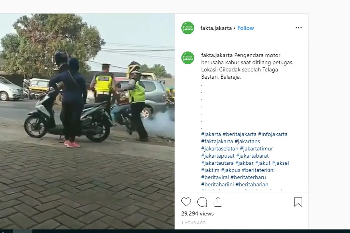 seorang polisi berlari dan menendang pengendara motor yang mencoba kabur