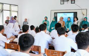 Ketua Umum (Ketum) Tim Penggerak Pemberdayaan dan Kesejahteraan Keluarga (TP PKK) Tri Tito Karnavian Talkshow di SMAN 9 Gowa. (Kemendagri)