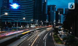 Kondisi lalu lintas di Jalan Jenderal Sudirman, Jakarta, Selasa (29/12/2020). Sejumlah jalan protokol di Jakarta akan ditutup untuk kendaraan dan orang pada malam Tahun Baru 31 Desember 2020. (Liputan6.com/Faizal Fanani)