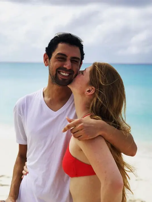 Putri Bill Gates, Jennifer Katharine Gates mencium kekasihnya Nayel Nassar di sebuah pantai. Jennifer selama ini tak pernah menyembunyikan kemesraannya dengan sang pacar lewat akun Instagramnya. (Instagram/jenniferkgates)