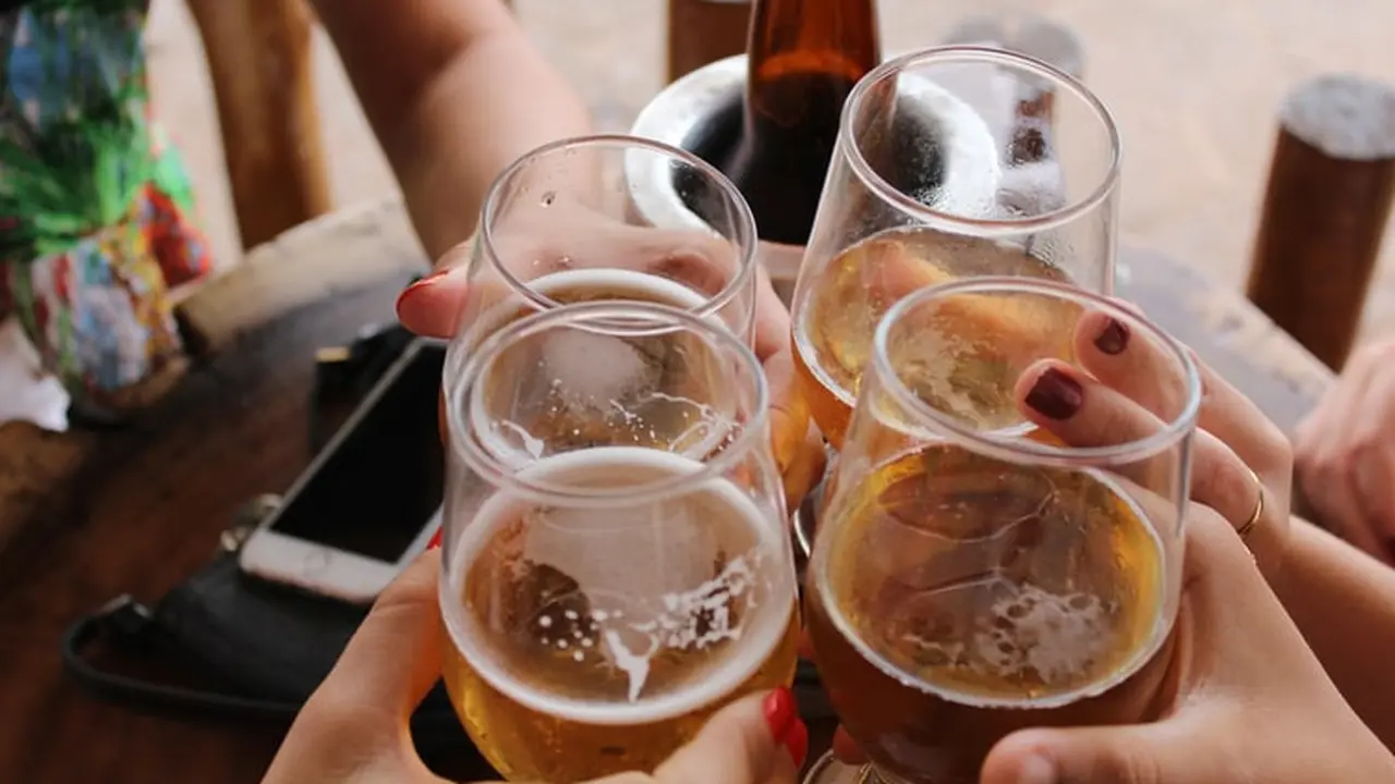 Ilustrasi mengonsumsi alkohol
