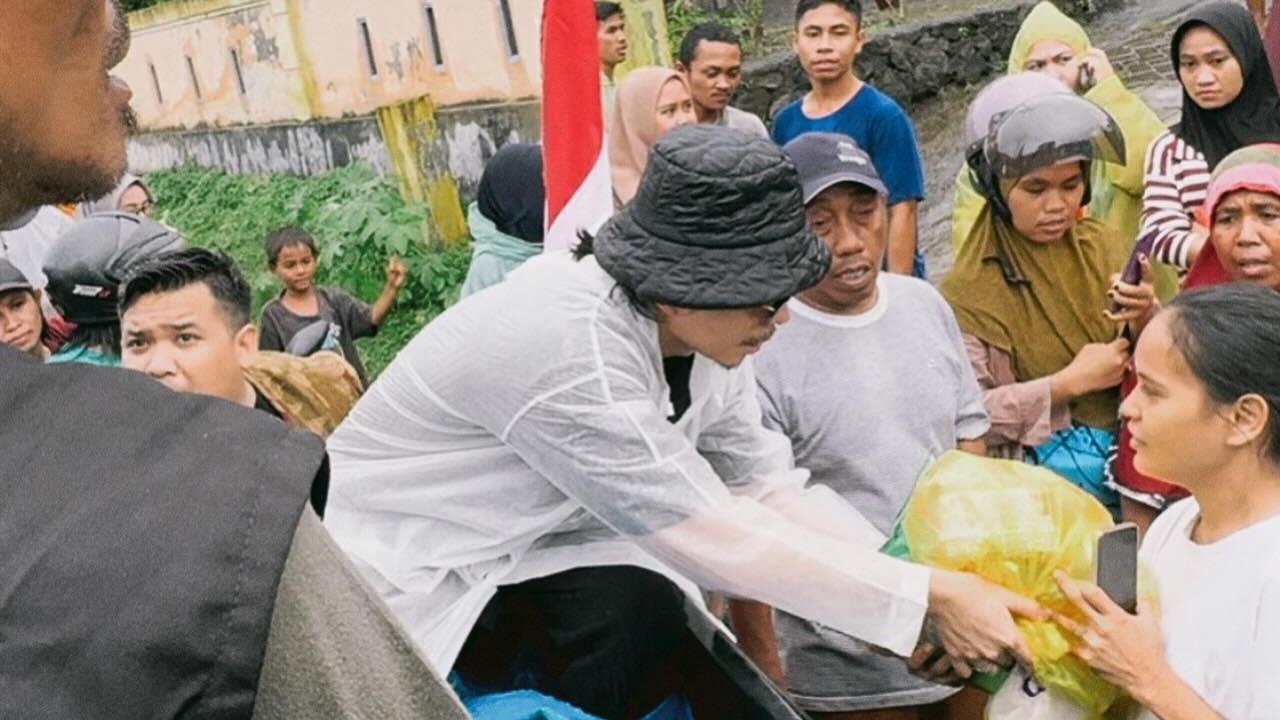 Potret Atta Halilintar Beri Bantuan untuk Masyarakat Terdampak Banjir Bandang di Rua Ternate, Ikut Angkut-angkut Beras Buat Warga