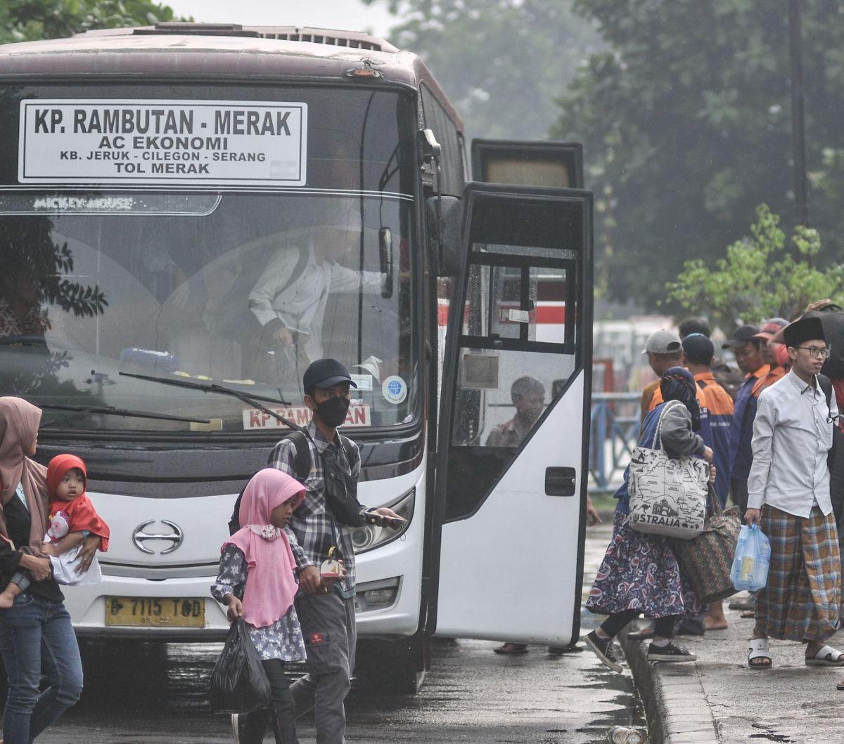 "Itu beberapa upaya yang kita lakukan sehingga syukur Alhamdulillah pengelolaan arus mudik dan balik 2023 ini jg bisa berjalan dengan baik," ujar dia.<br><br>