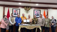 Dr. Laksana Tri Handoko, Ketua BRIN dan Sandeep Chakravorty, Duta Besar India untuk Indonesia menyaksikan penandatanganan dan pertukaran Perjanjian Implementasi antara ISRO dan BRIN (Kedubes India).