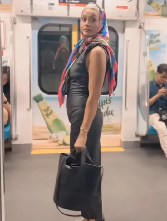 Kimmy tampak cantik dengan gaun hitam yang menampakan bagian punggungnya [Intagram/kimmyjayanti]