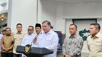 Menteri Koordinator Bidang Perekonomian Airlangga Hartarto mengumumkan paket stimulus ekonomi lanjutan di Kantor Pos Indonesia, Cikini, Jakarta Pusat, Jumat (17/10/2025). (Liputan6.com/Lizsa )
