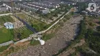 Foto udara memperlihatkan sampah menumpuk di aliran kali Kampung Bogor, Desa Setiasih, Tarumajaya, Kabupaten Bekasi, Rabu (30/9/2020). Tumpukan sampah yang didominasi oleh sampah plastik dan Styrofoam tersebut membentang sekitar 200 meter di aliran kali Kampung Bogor. (Liputan6.com/Herman Zakharia)